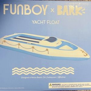 Yacht float for pool